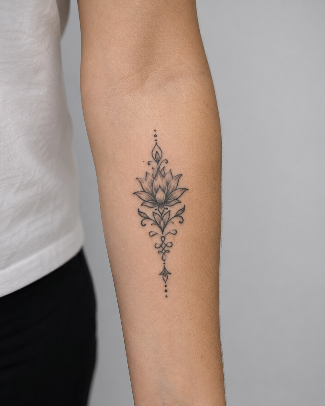 Voor de behandeling — Voor en na: fijnlijnige lotus-tatoeage op de onderarm verwijderd met PICO-laser