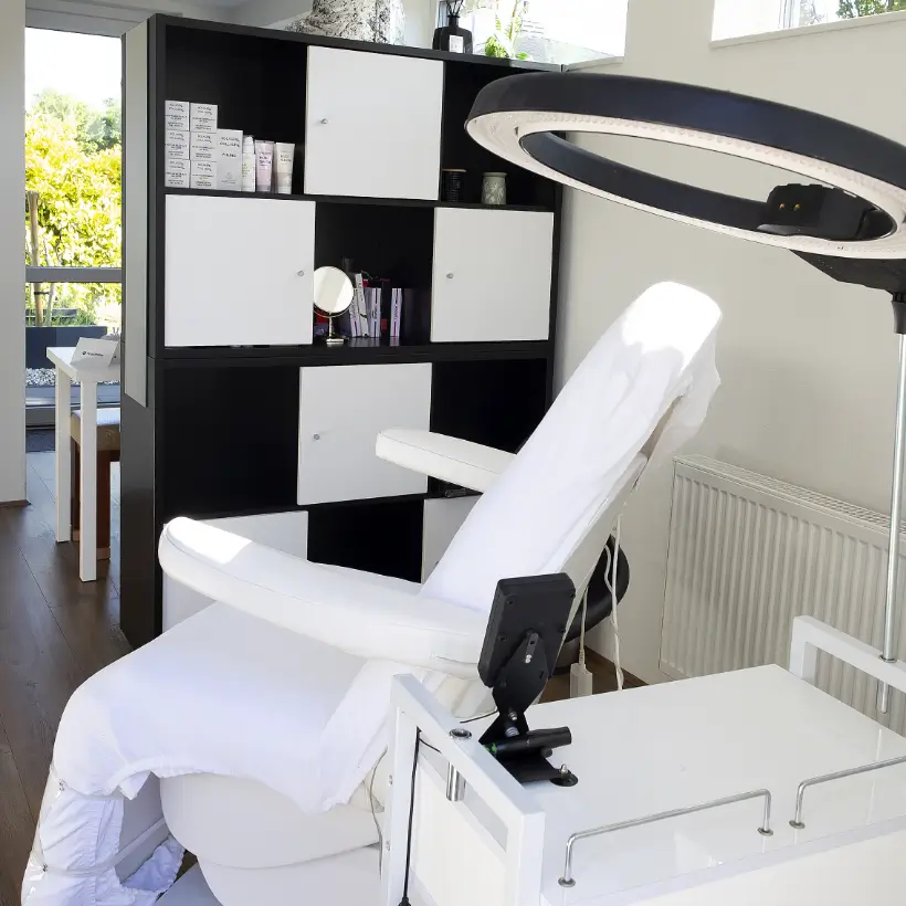 De moderne salon van PMU Beauty in Hoofddorp